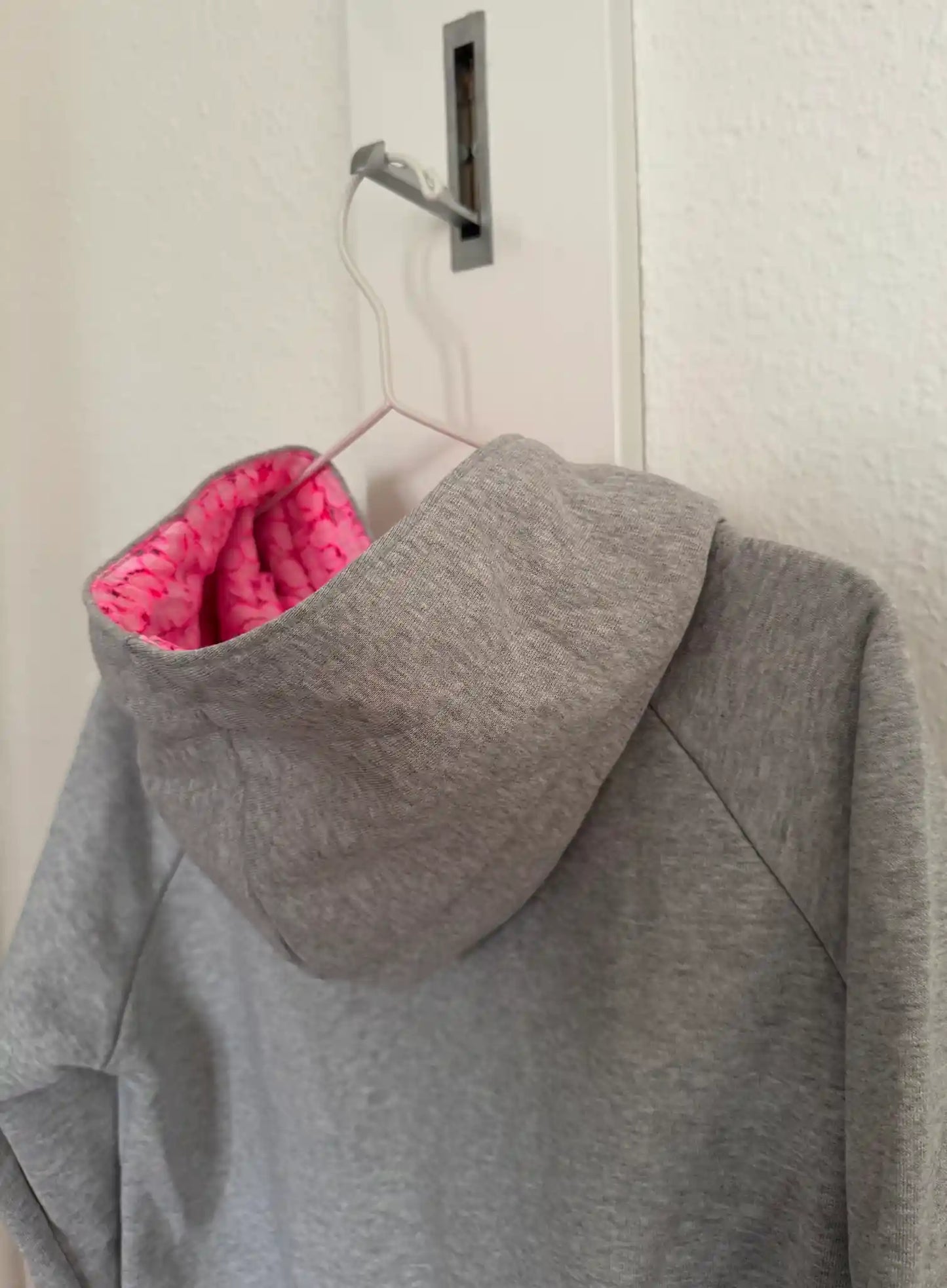 Hellgrauer Hoodie mit neonpinken Spitzendetails
