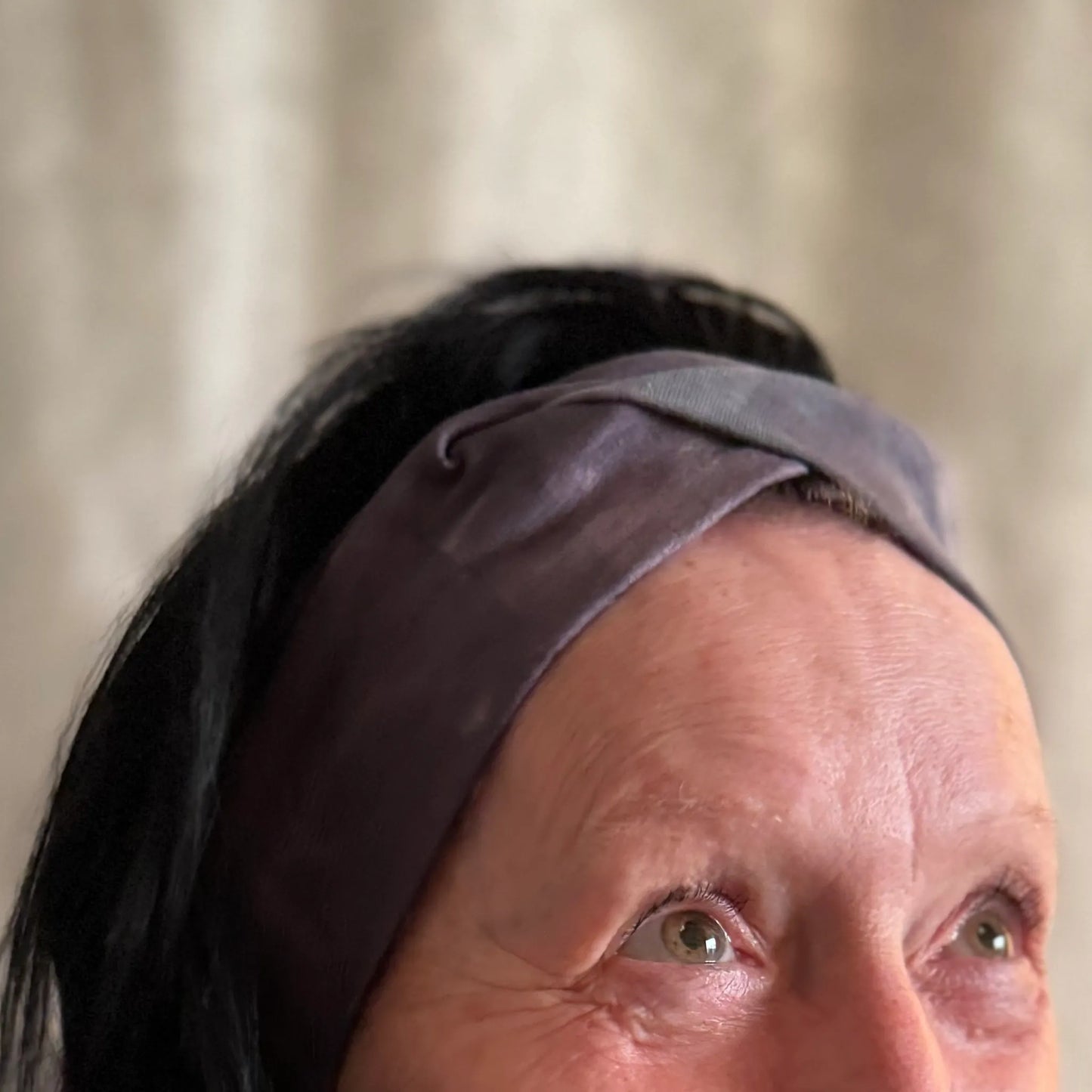 Graues Stirnband mit Batik-Muster