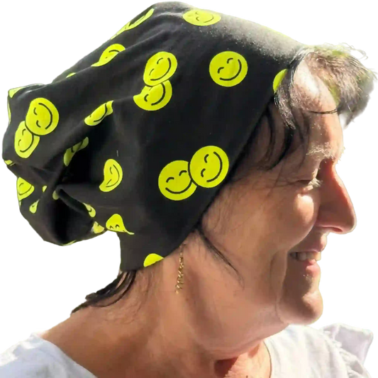 Schwarze Beanie Mütze mit neongelben Emojis - Seitenansicht rechts