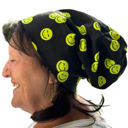 Schwarze Beanie Mütze mit neongelben Emojis - Seitenansicht links