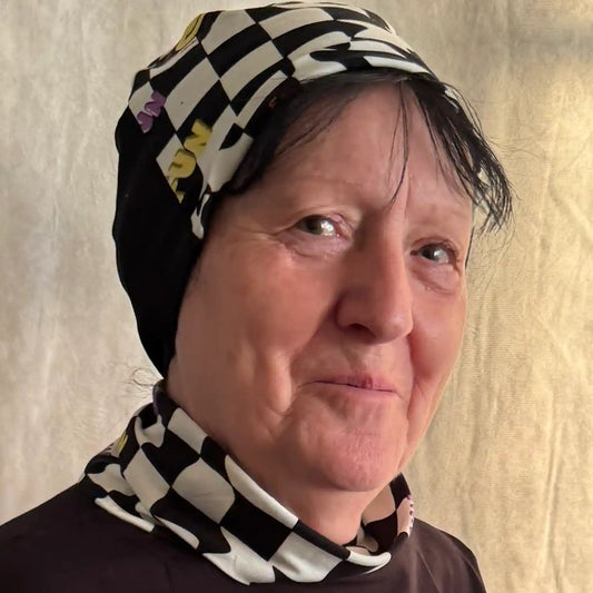 Schwarze Mütze mit schwarz-weißem Karo-Muster