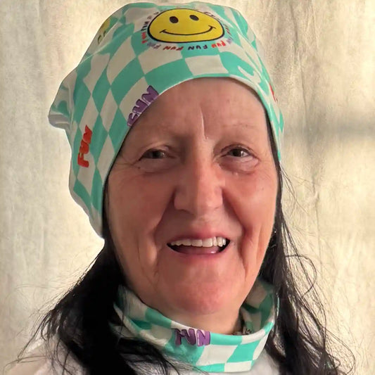 Mint-weiß karierte Mütze mit Fun-Schriftzügen und gelben Emoji