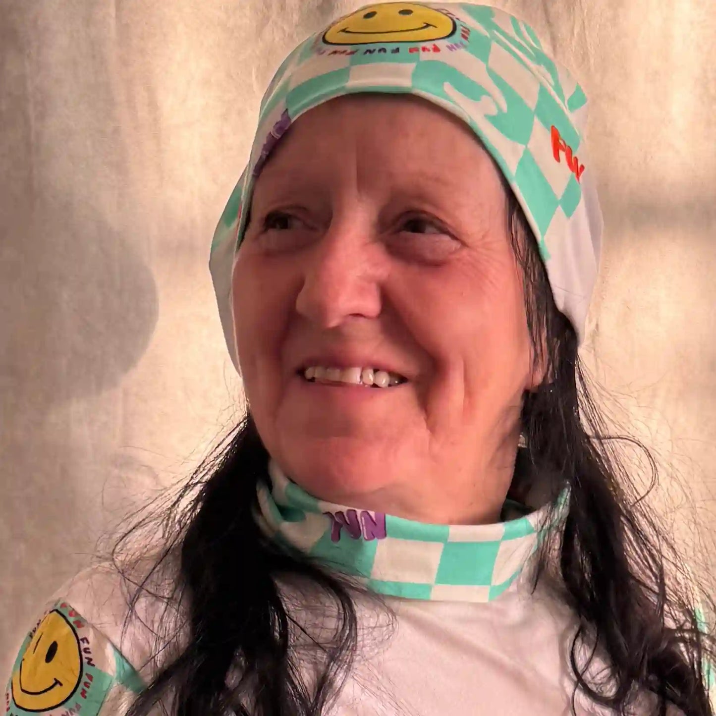 Mint-weiß karierte Mütze mit gelben Emoji