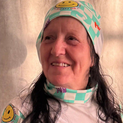 Mint-weiß karierte Mütze mit gelben Emoji