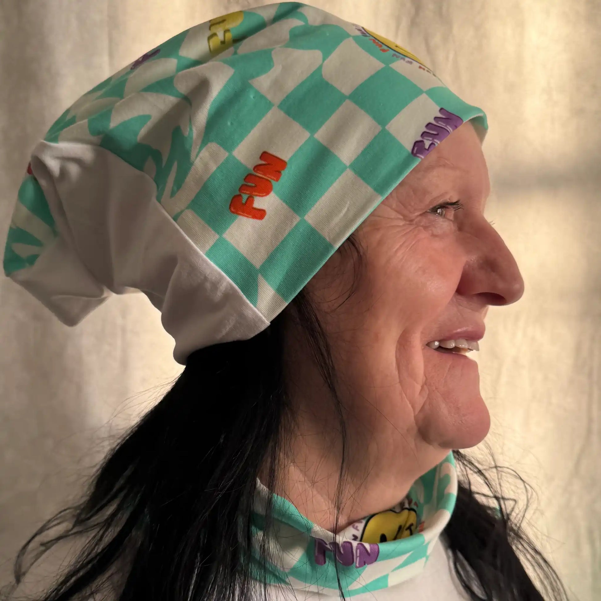 Mint-weiß karierte Beanie mit bunten Fun-Schriftzügen