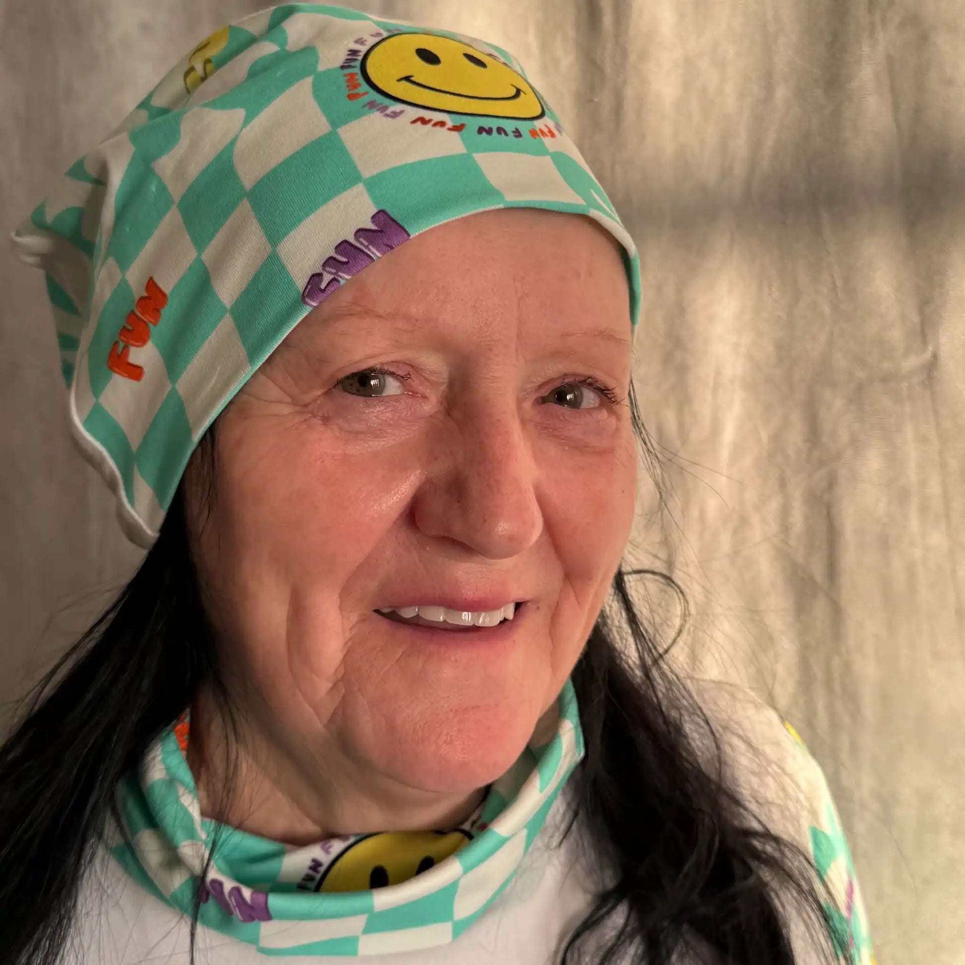 Mint-weiß karierte Beanie mit gelben Emoji