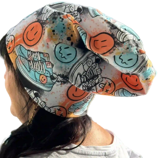 Weiße Beanie Mütze mit blauen und orangenen Emojis