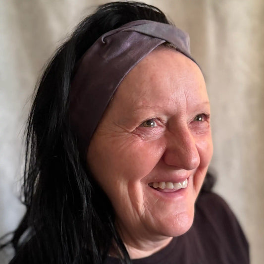 Anthrazitfarbenes Stirnband mit Batik-Muster