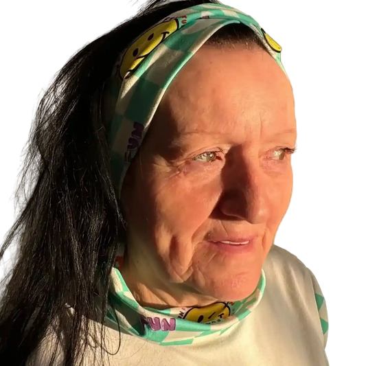 Mint-weiß kariertes Stirnband mit gelben Emojis