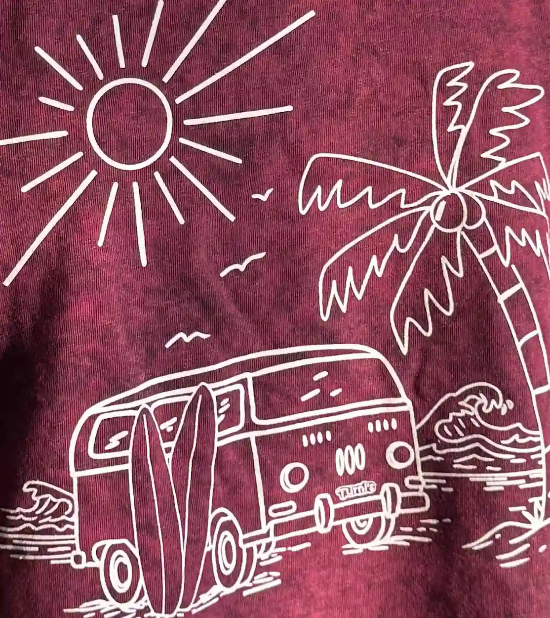 Rotes Crop Top mit weißem Siebdruck (Turni's und Surf-Van-Motiv)