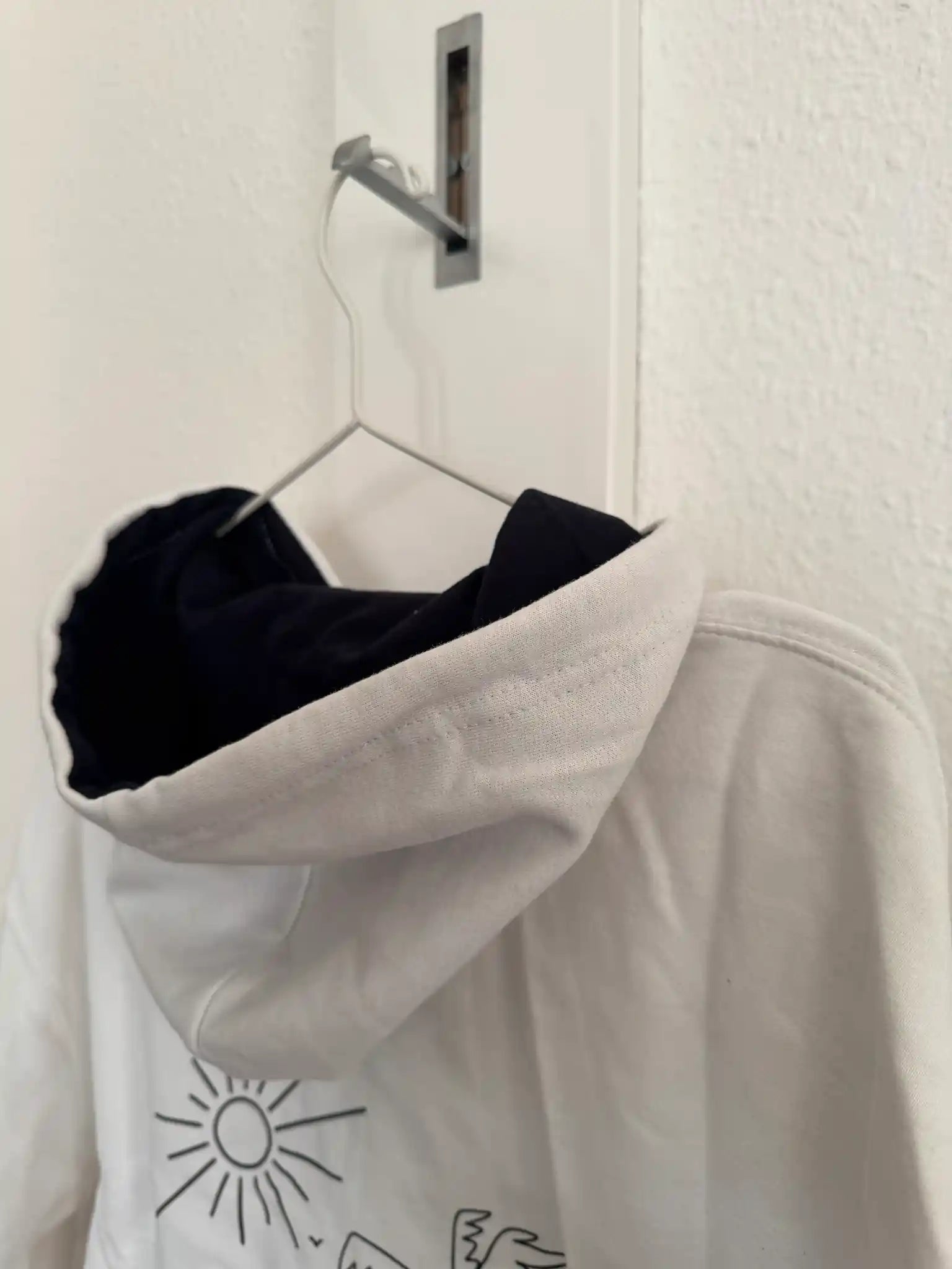 Weißer Herren Hoodie mit schwarzem Innenutter an Kapuze