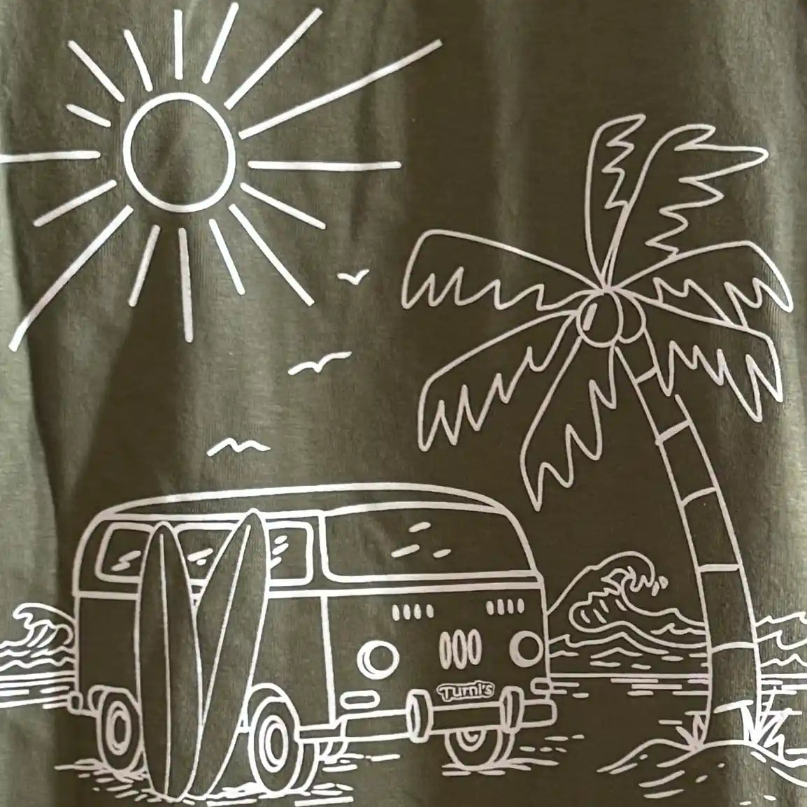 Herren Shirt in Khaki mit weißem Siebdruck (VW-Bulli und Surf-Motiv)