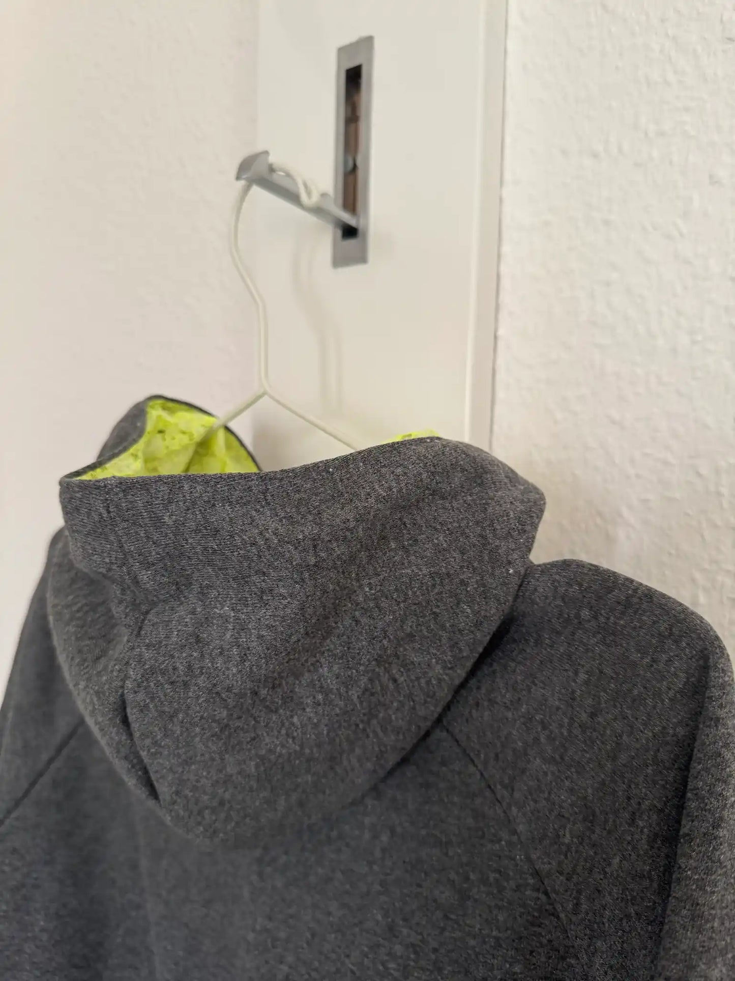 Dunkelgrauer Hoodie mit neongelben Spitzendetails