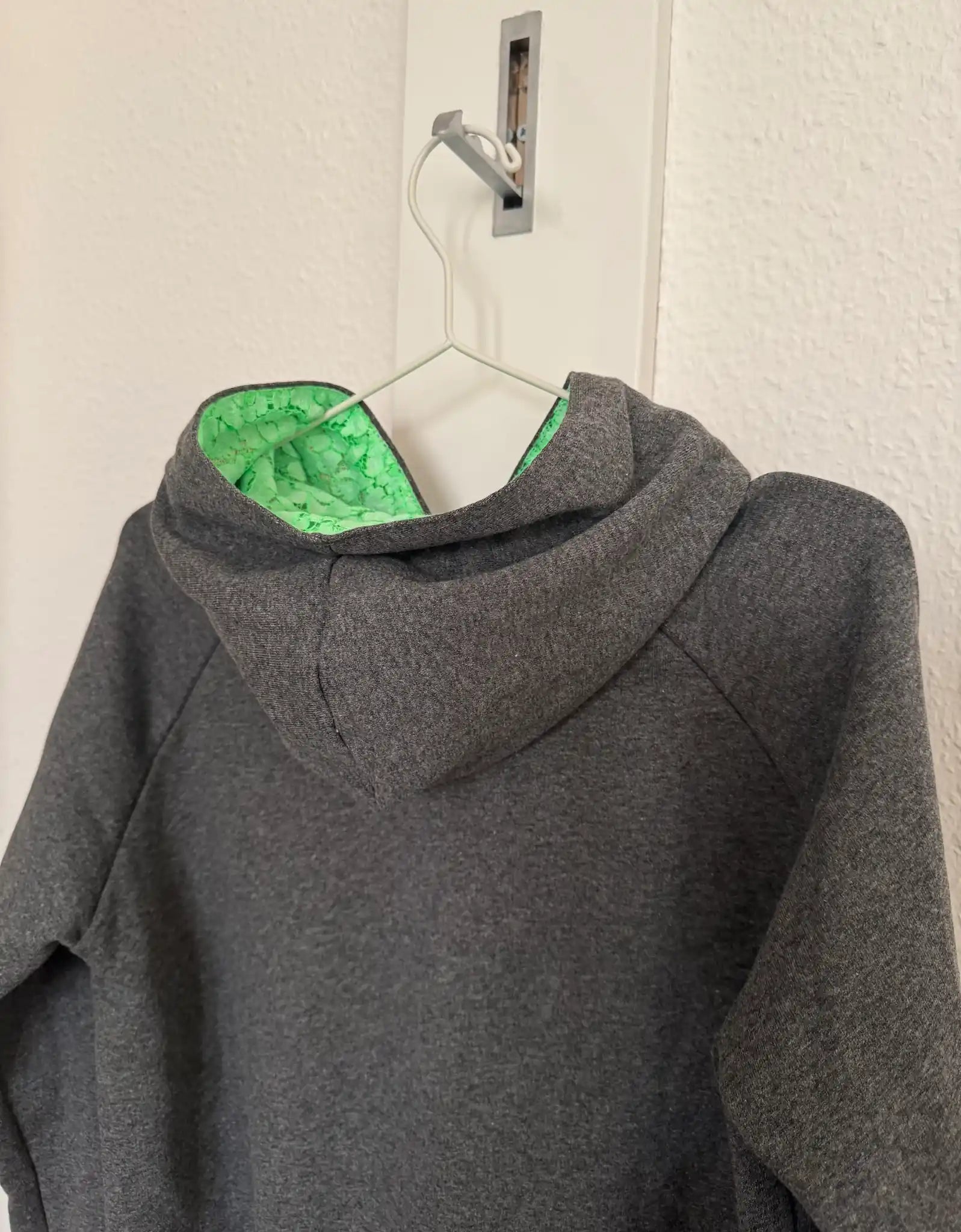 Dunkelgrauer Hoodie mit neongrünen Spitzendetails