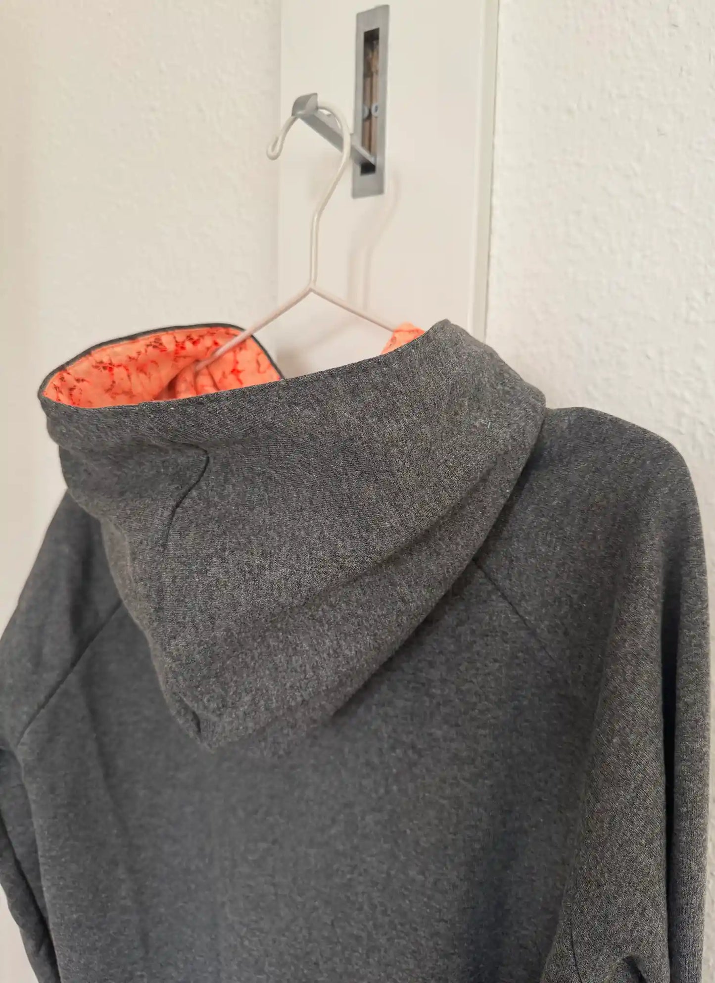 Dunkelgrauer Hoodie mit neonorangen Spitzendetails