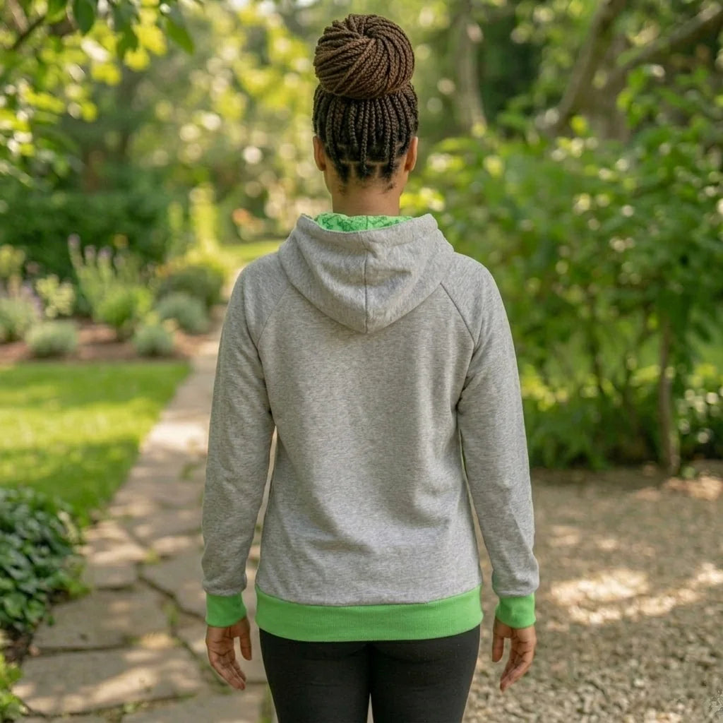 Helllgrauer Hoodie mit neongrünen Details