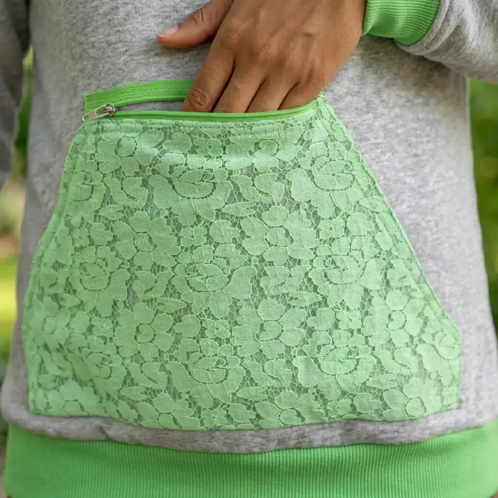 Hellgrauer Hoodie mit neongrüner Kängurutasche und Reißverschluss