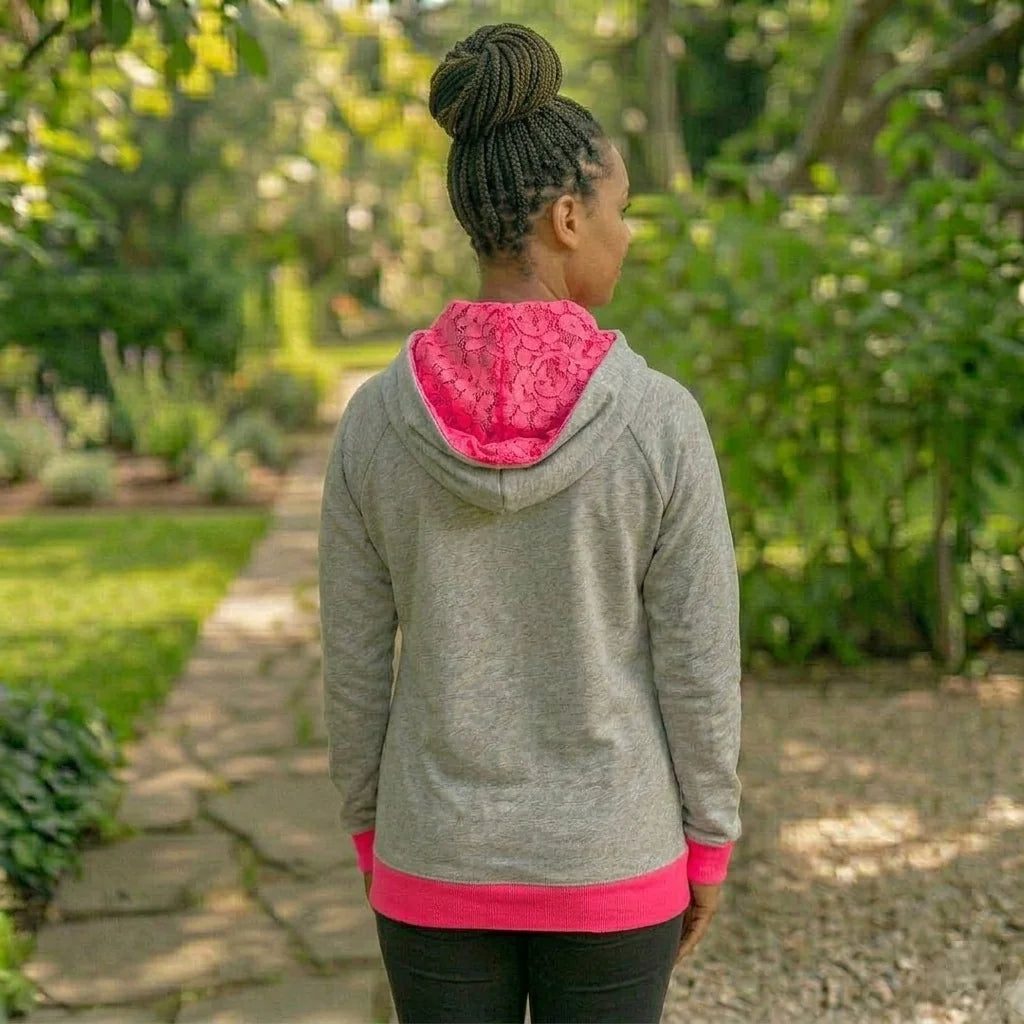 Helllgrauer Hoodie mit neonpinken Details