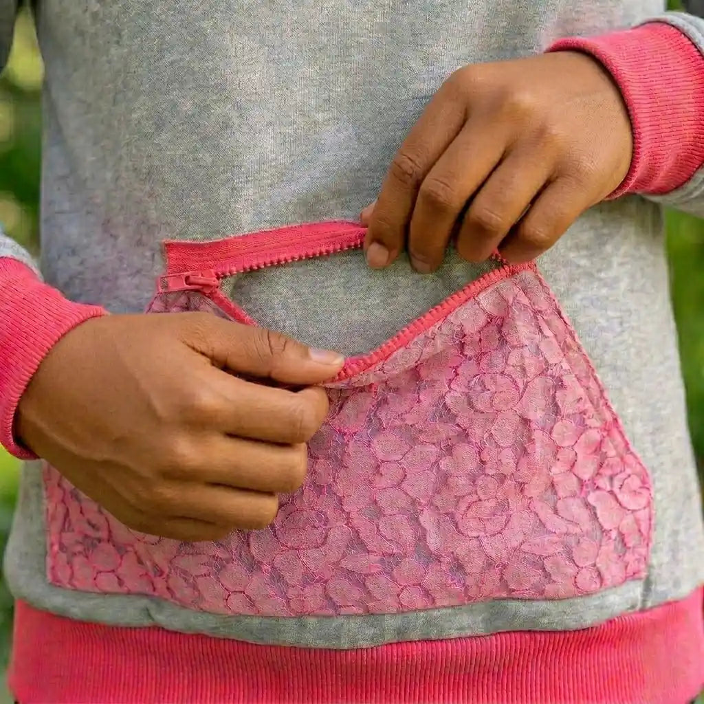 Hellgrauer Hoodie mit neonpinker Kängurutasche und Reißverschluss