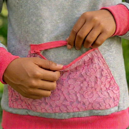 Hellgrauer Hoodie mit neonpinker Kängurutasche und Reißverschluss