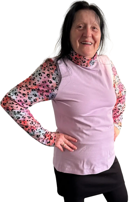 Lila Rollkragen Sleeve mit buntem Pastell-Leo-Print für Damen