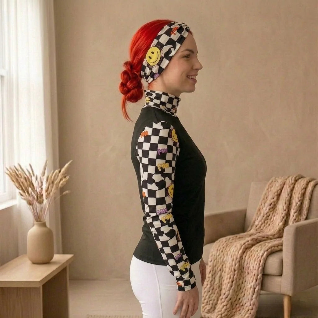 Schwarzer Rollkragen Sleeve mit schwarz-weißem Schachbrettmuster und Emoji-Print