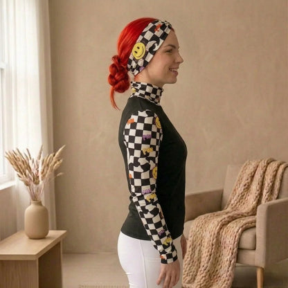 Schwarzer Rollkragen Sleeve mit schwarz-weißem Schachbrettmuster und Emoji-Print