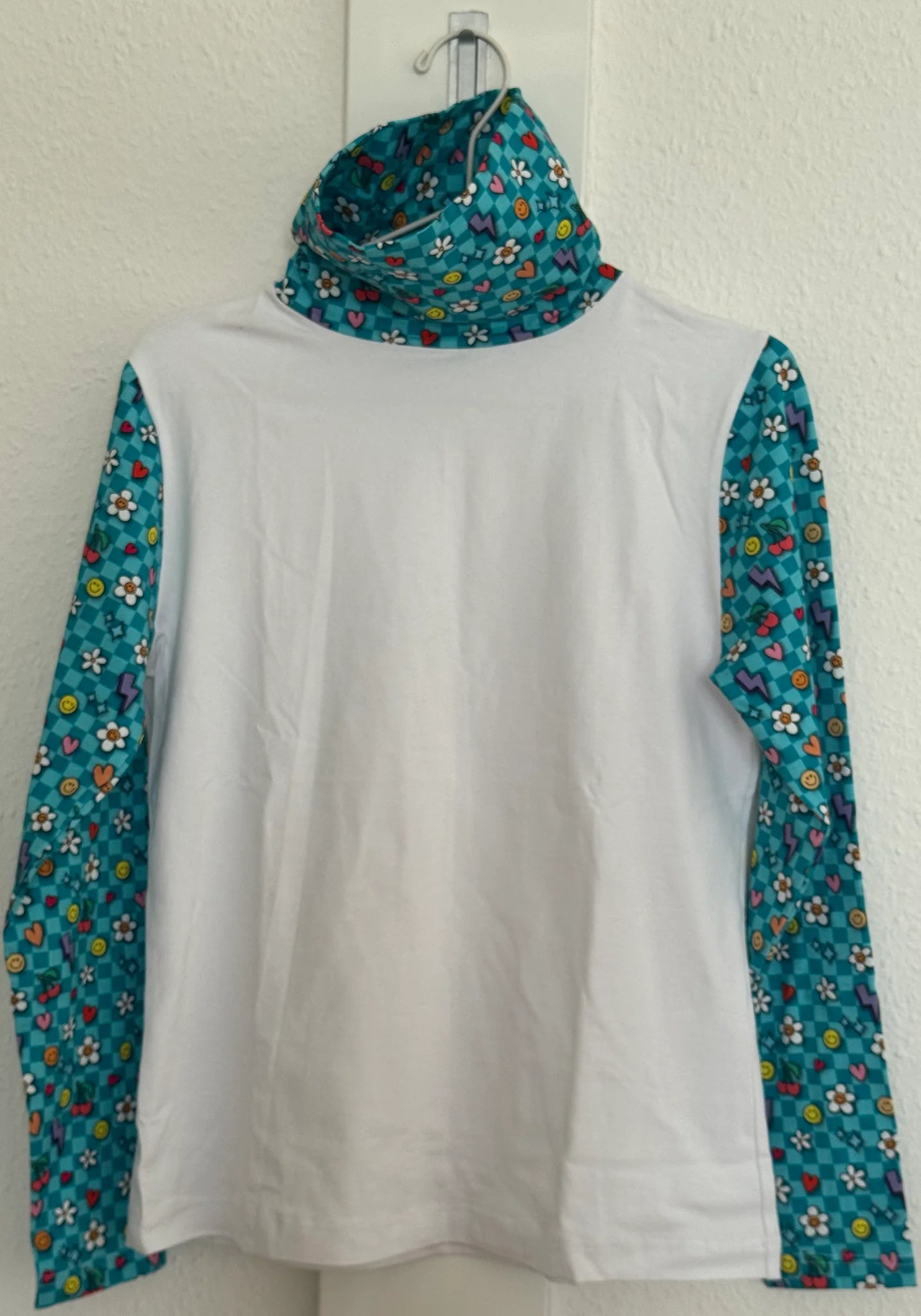 Weißes Longsleeve mit türkisem Schachbrettmuster für Damen