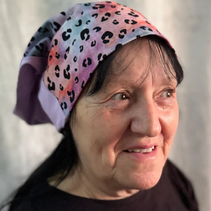 Lila Beanie mit buntem Leo-Muster in Batik-Optik