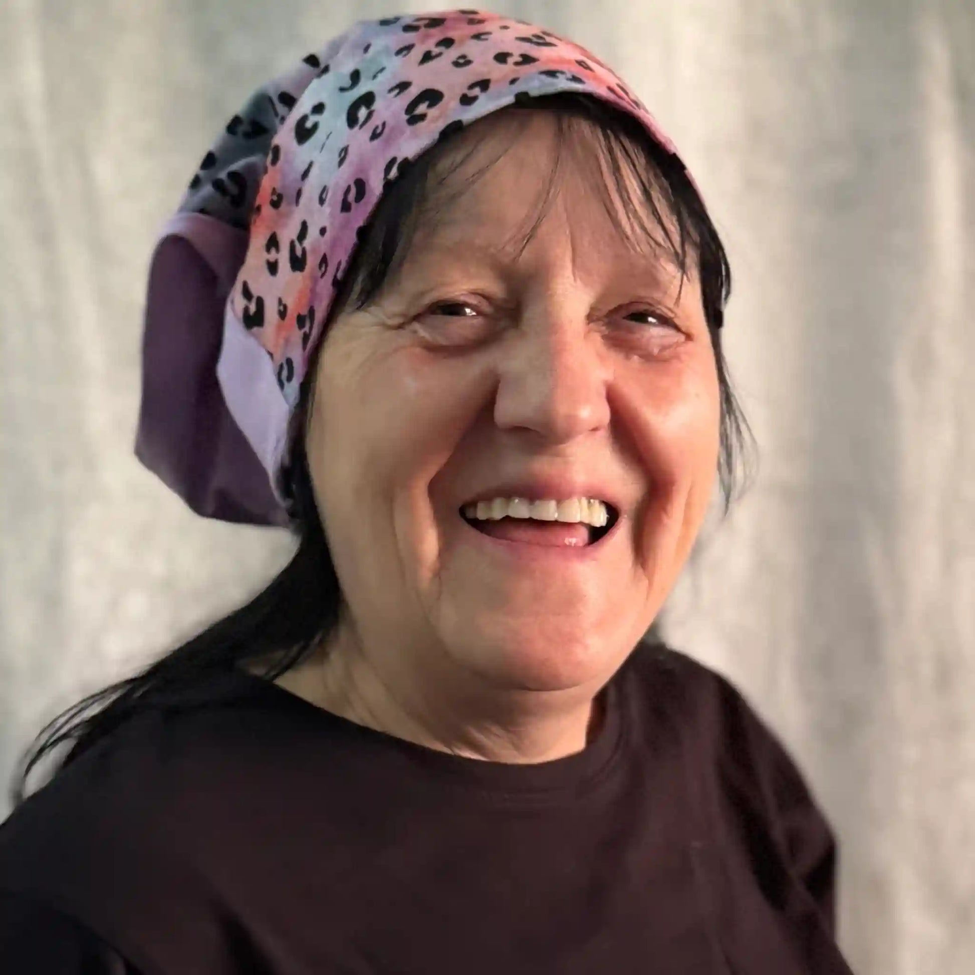 Lila Beanie mit buntem Batik-Muster in Leo-Optik