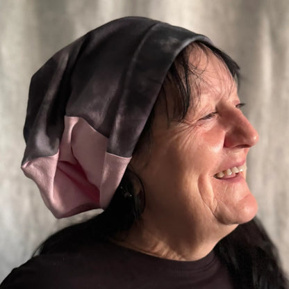 Rosa Beanie mit grauem Batik-Muster