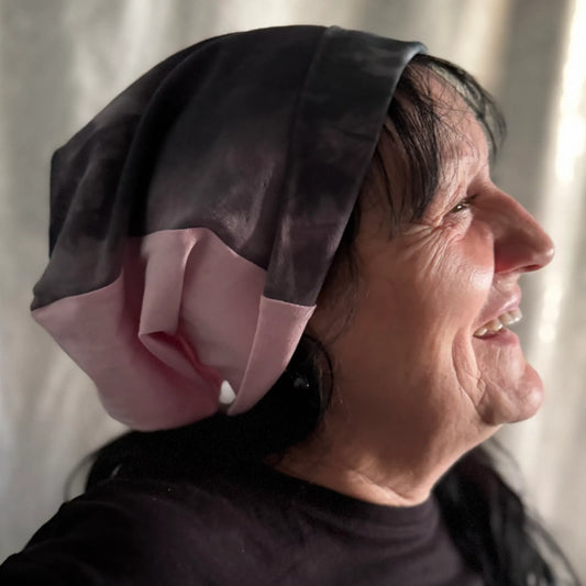 Rosa-Graue Beanie in Tie-Dye-Optik