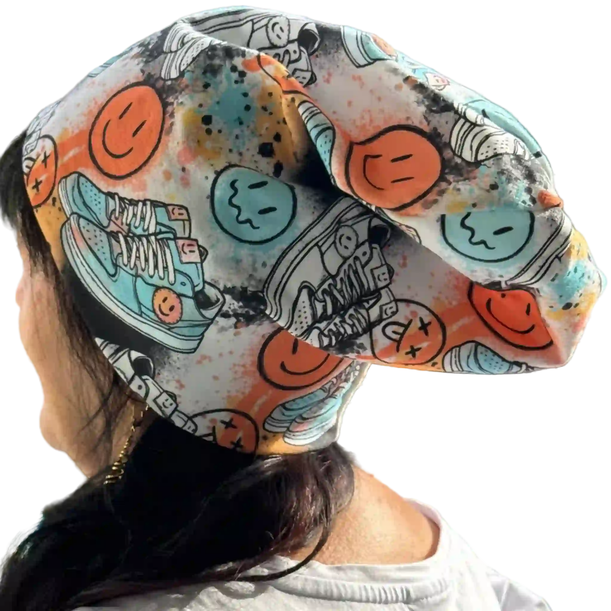 Weiße Beanie mit blauen und orangenen Emojis
