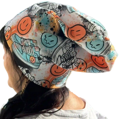 Weiße Beanie mit blauen und orangenen Emojis
