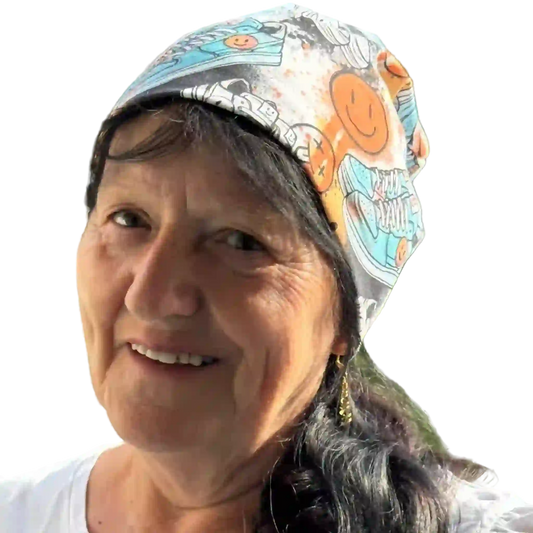 Weiße Beanie mit bunten Graffiti-Motiven 