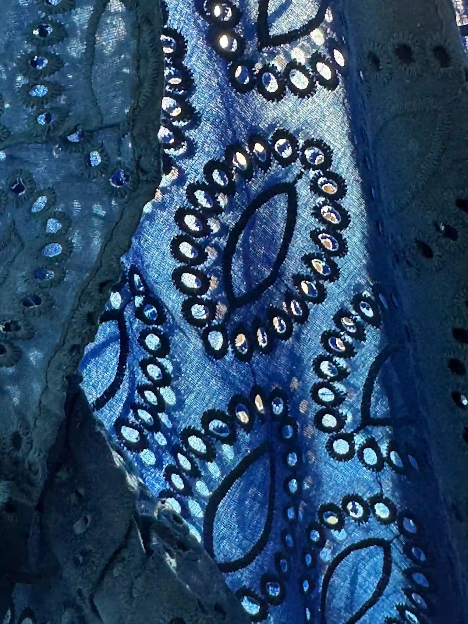 Blauer halbtransparenter Rock mit Rüschensaum